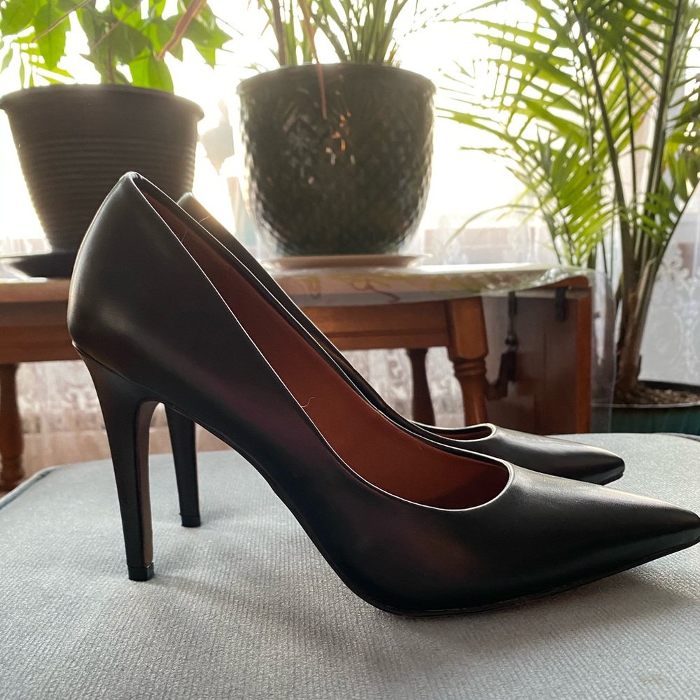Christian Siriano black pointed toe heels